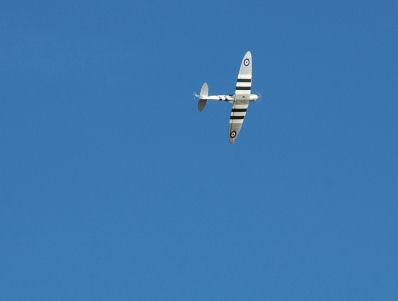 Spitfiremotblaahimmel